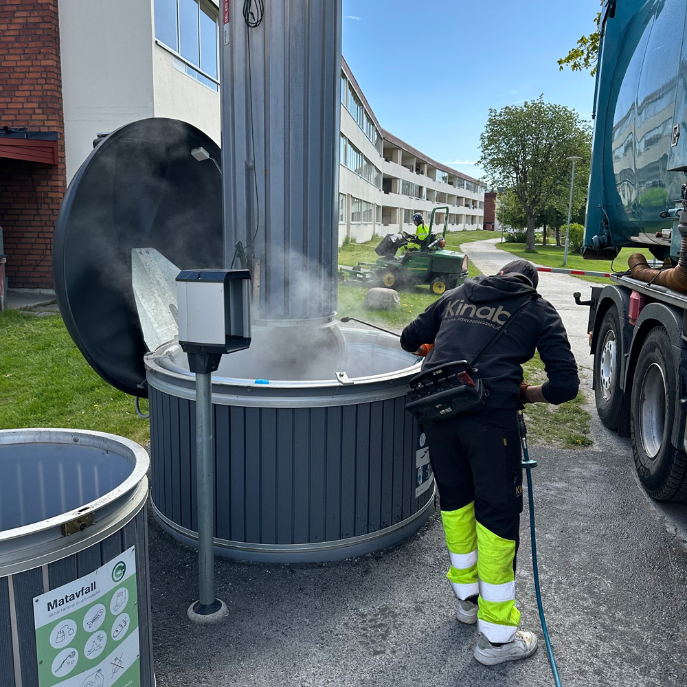 Anställd på Kinab städar återvinning
