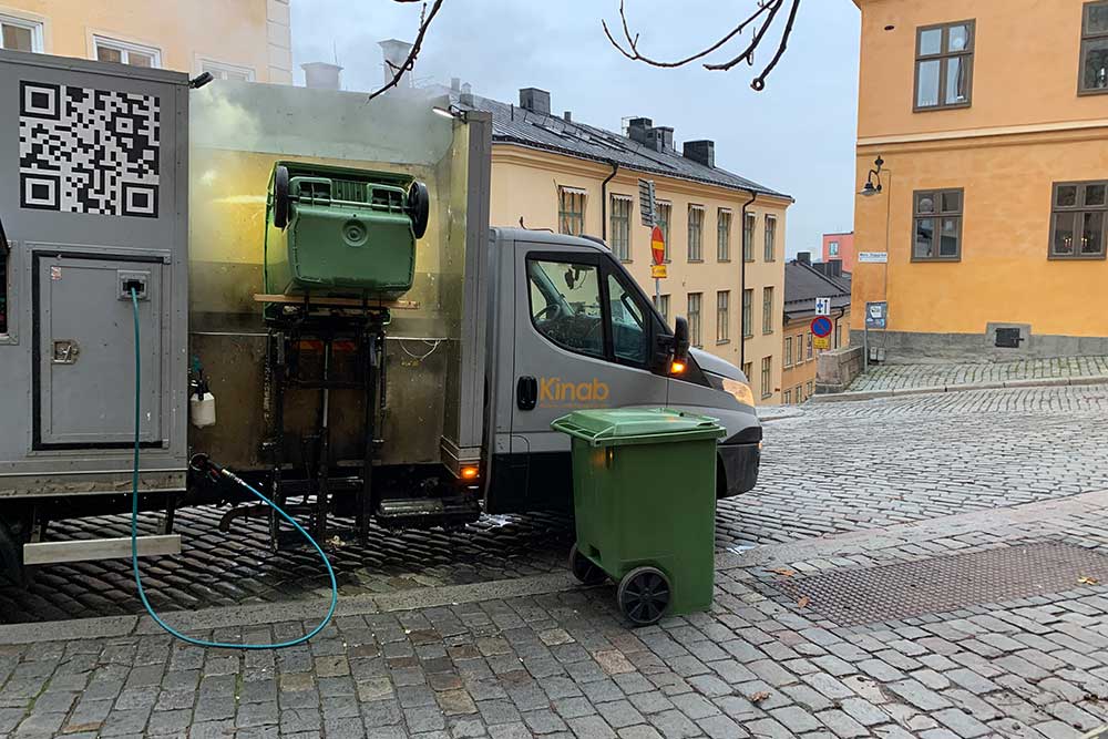 Ett sopkärl som tvättas